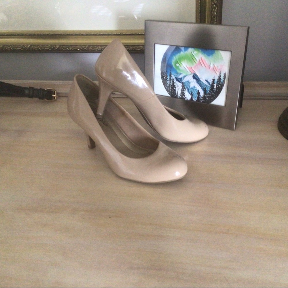 Comfort Plus by Predictions Cream Heels Timeless Design